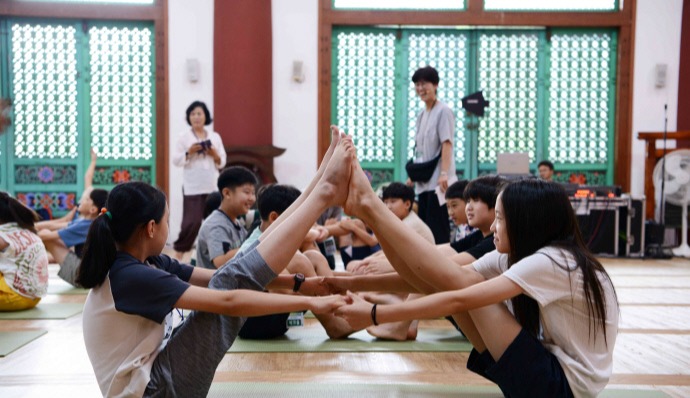 주의집중명상 차원에서 행해진 요가 프로그램. 어려운 요가자세를 시연하는 명상지도 선생님들과 그럼에도 잘 따라하는 어린이 참가자들. 사진=주수완