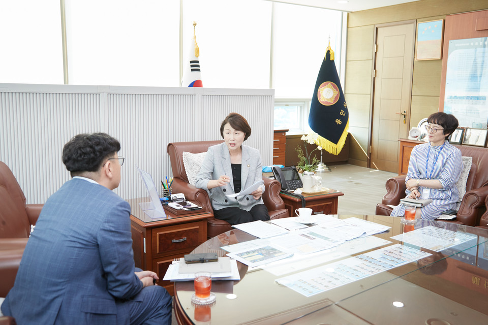 유진선 용인특례시의회 의장이 지난 7일 의장 집무실에서 시청 예산팀장 등과 현장 실무원 처우개선 등을 논의했다. 사진=용인시의회