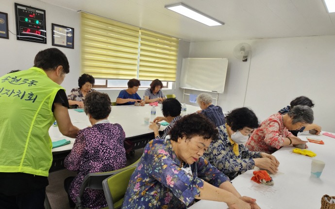 동구 송현3동 주민자치회가 어르신들을 대상으로 ‘행복을 빚는 도예’ 사업을 진행하고 있다. 사진=동구청