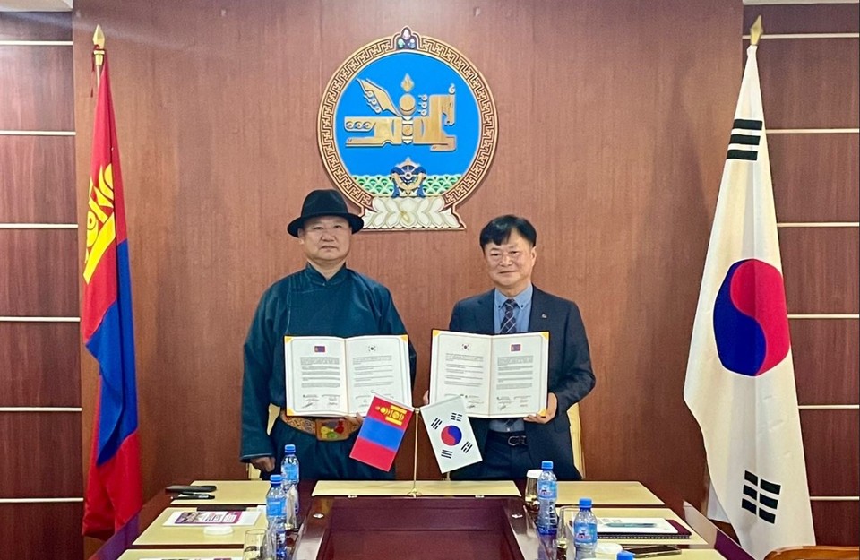 안산시 대표단이 몽골 우부르항가이주를 방문해 국제 우호 도시 관계 수립을 위한 협력 방안을 논의하고 있다. 사진=안산시