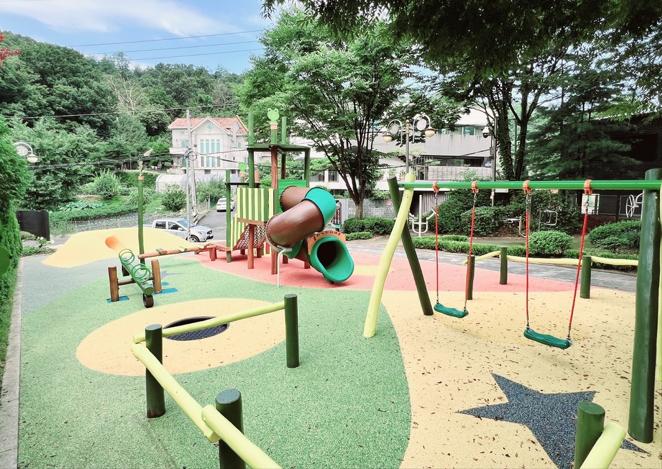 과천시는 ‘2024년 경기아이누리놀이터 조성사업’을 통해 뒷골1어린이공원(과천동 385-7 일원, 면적 약 1,400㎡)을 새로 단장했다고 12일 밝혔다.  사진=과천시
