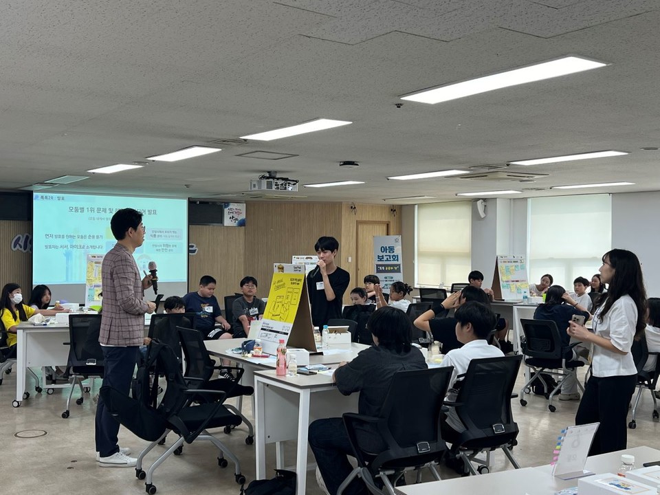 안양시는 지난 10일 시청 4층 회의실에서 아동친화도시 조성 연구용역의 일환으로 아동보고회를 열고, 아동들의 다양한 의견을 수렴했다고 12일 밝혔다. 사진=안양시