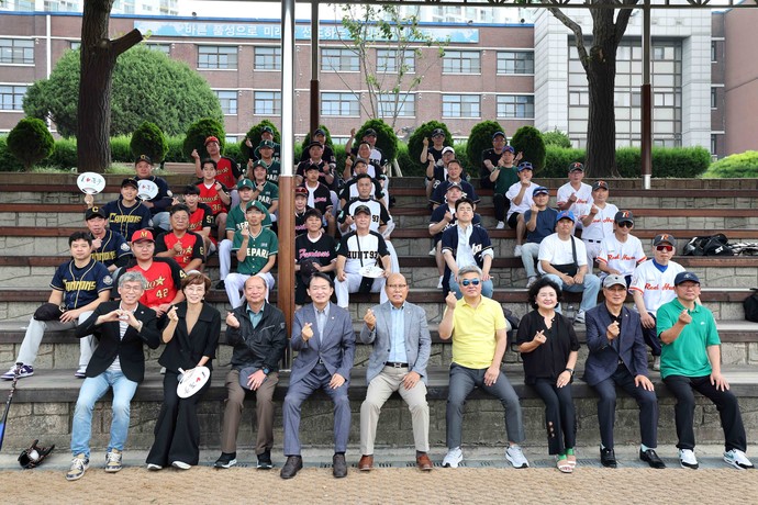 지난 10일 인천 동구 동산중학교에서 열린 제5회 동구청장배 야구대회 개회식에서 김찬진 구청장과 구의원, 야구 동호인 등 참석자들이 기념 촬영을 하고 있다. 사진=동구청