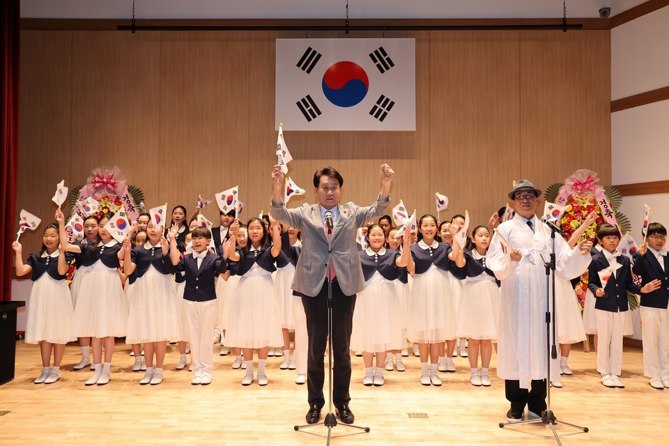 15일 군포시가 마련한 제79주년 광복절 경축식에서 하은호 시장과 군포시립소년소녀합창단이 만세삼창을 하고 있다. 사진=군포시청