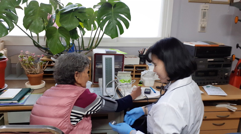 파주시 보건진료소를 방문한 어르신이 전담 공무원에게 진찰받고 있다. 사진=파주시청