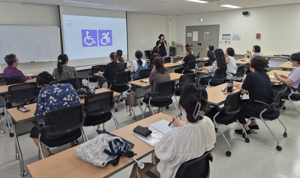 19일 평택시 하반기 장애인 평생학습도시 운영 사업이 개강한 가운데 참석자들이 설명을 듣고 있다.  사진=평택시청