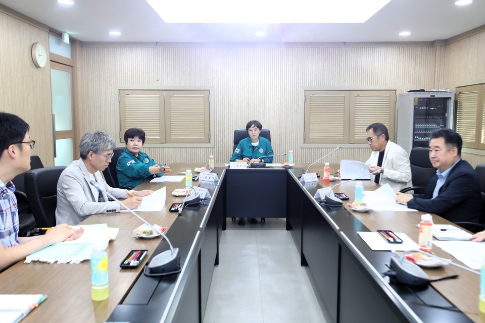 인천 동구 도시 활성화 연구회 소속 의원들과 관련 전문가들이 지난 19일 의회 회의실에서 골목상권 활성화 방안을 논의하고 있다. 사진=동구의회