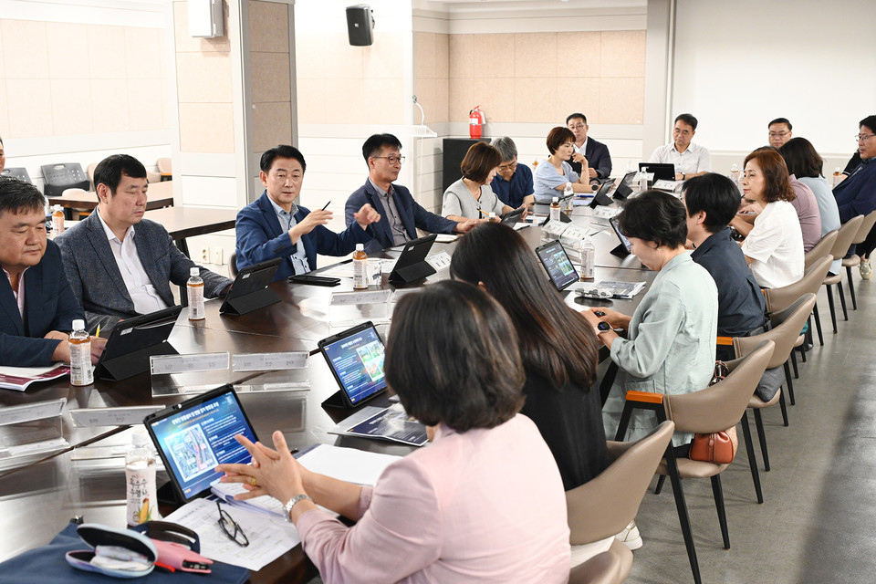 김동근 의정부시장이 21일 시청 중회의실에서 시정협력 강화를 위한 동장단 정책소통 티타임을 진행하고 있다. 사진=의정부시