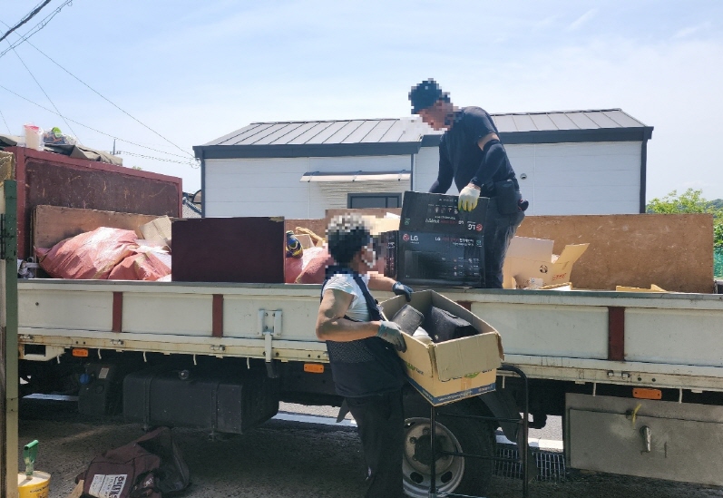 파주시는 취약계층의 주거환경을 개선하기 위해 '깔끄미 사업'을 통해 깨끗하고 안전한 주거환경을 제공하고 있다고 21일 밝혔다.  사진=파주시
