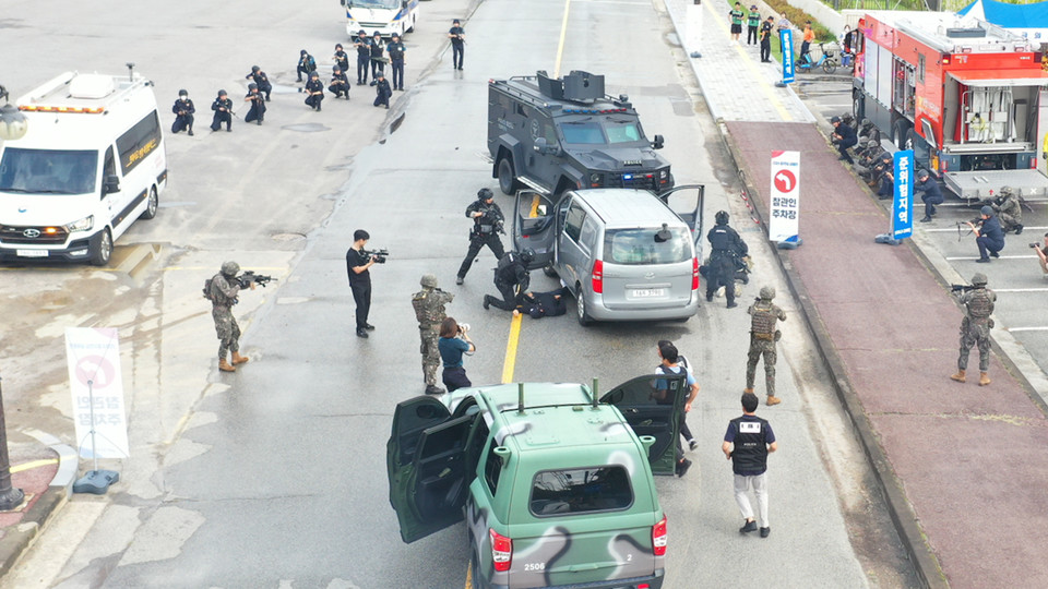 안산시가 21일 오후 한양대학교 에리카캠퍼스 내 카카오데이터센터에서 ‘2024 을지연습 연계 도 단위 민방위훈련’을 실시했다. 사진은 훈련 중 적을 제입하는 훈련을 진행하고 있는 모습. 사진=안산시청