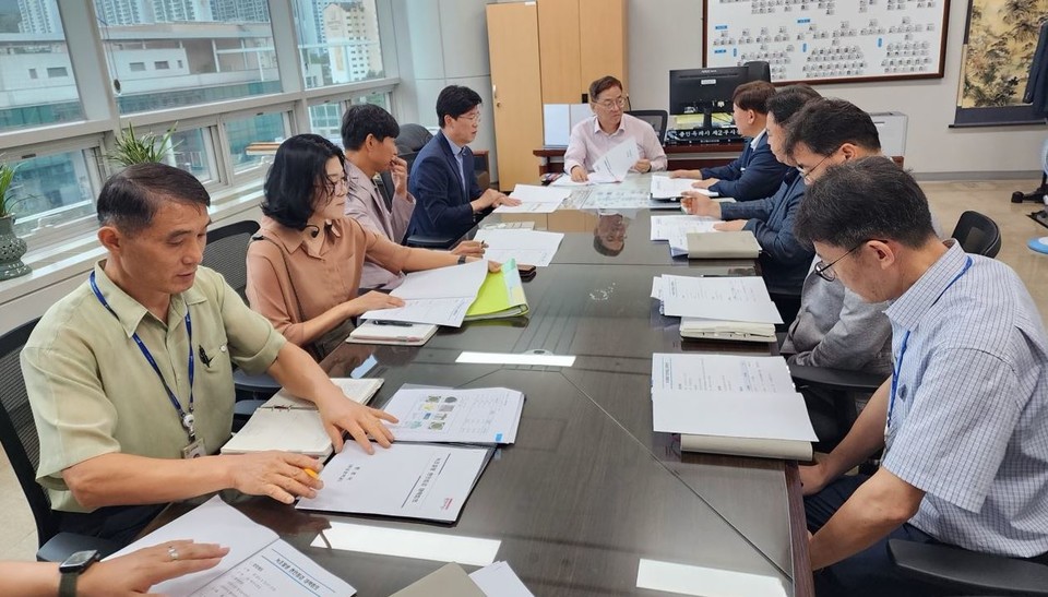 용인특례시는 최근 지속된 폭염으로 기흥저수지에 녹조가 확산되자, 이를 억제하기 위해 긴급 예비비를 편성하고 적극적인 제거 작업에 나섰다. 사진=용인특례시