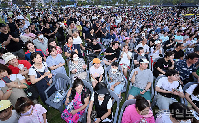 관람석이 인산인해를 이루고 있다. 김경민기자