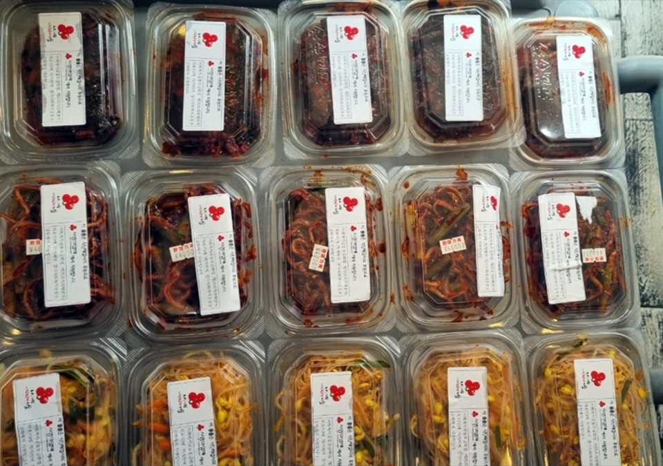 의정부시 녹양동주민센터는 8월 23일 온정돌봄 서포터즈 ‘식단해결사’를 통해 맞춤형 정기 후원 반찬 나눔을 진행했다고 26일 밝혔다. 사진=의정부시