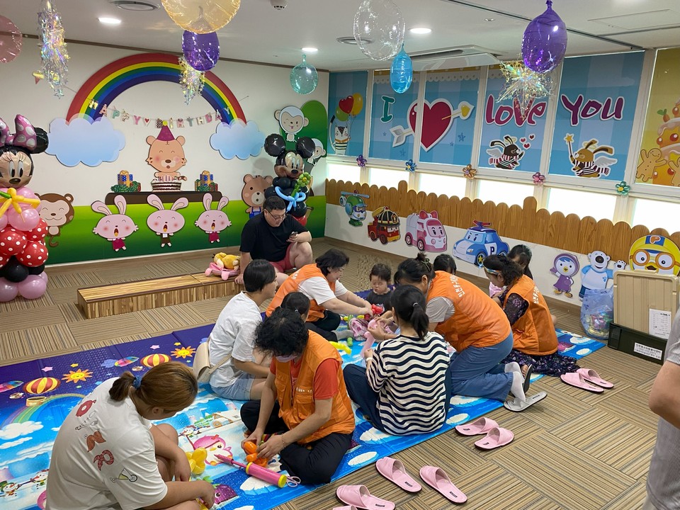 인천 동구는 지난 24일 꿈엔뜰 키즈랜드에서 어린이들을 대상으로 풍선아트 체험 행사를 진행했다고 27일 밝혔다.  사진=인천동구