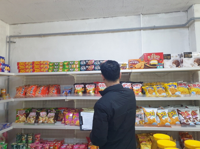 파주시는 28일부터 9월 11일까지 식품안전보호구역 내 어린이 기호식품 조리·판매업소 320곳에 대해 전수점검을 실시한다고 27일 밝혔다.  사진=파주시