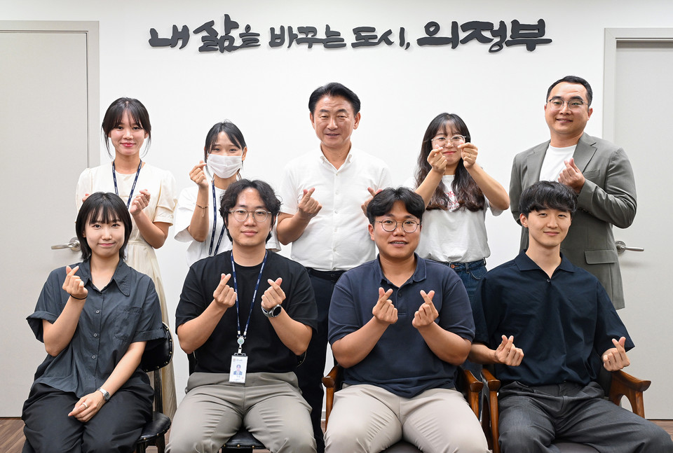 김동근 의정부시장은 8월 26일 시장실에서 본청 소속 9급 직원 7명과 함께 '카페 무지개'를 열고 소통과 공감의 시간을 가졌다고 27일 밝혔다.  사진=의정부시