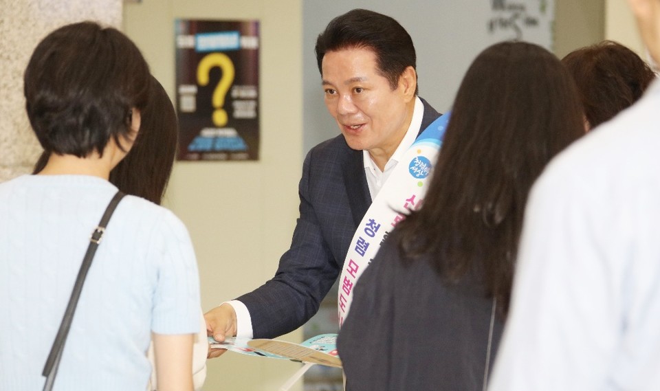 안양시는 청렴한 공직문화 확산과 실천을 위해 28일 출근길에 ‘반부패・청렴 실천 홍보 캠페인’을 진행했다고 밝혔다. 사진=안양시