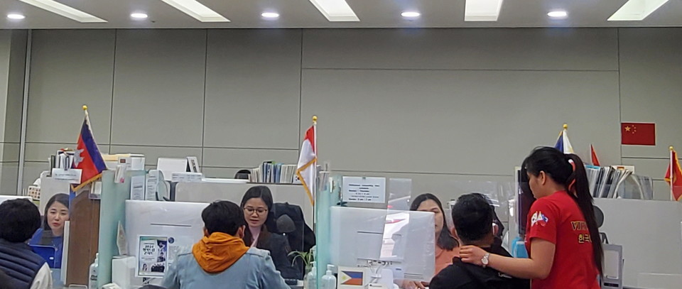 안산시가 '2024년 초거대 AI 플랫폼 이용지원 사업' 수요기관으로 선정된 가운데 AI 챗봇 서비스를 통해 외국인 상담의 효율성을 높이고 있다. 사진=안산시