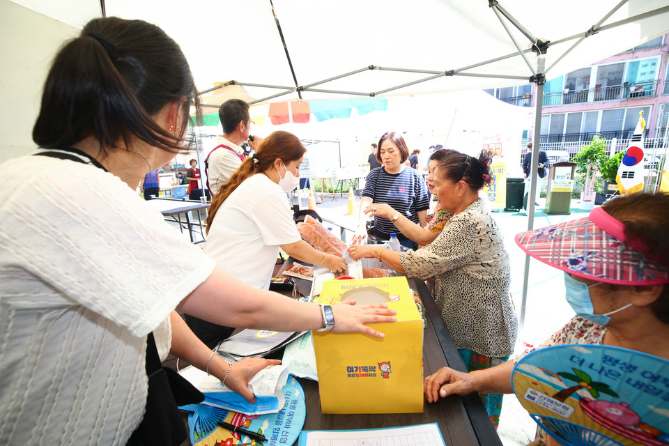 28일 의왕도깨비시장 특화상품인 ‘도깨비 강된장’ 홍보 행사에서 시민들이 제품을 시식하고 있다. 사진=의왕시청