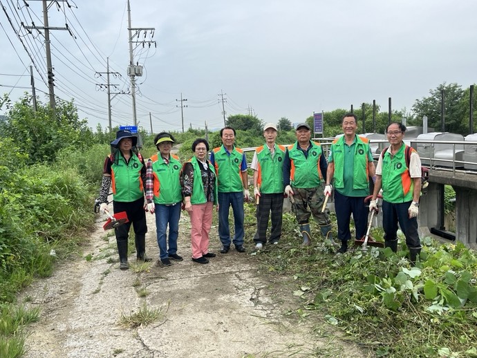 신장1동 자율방재단 태풍 대비 배수문 정비 사진=평택시
