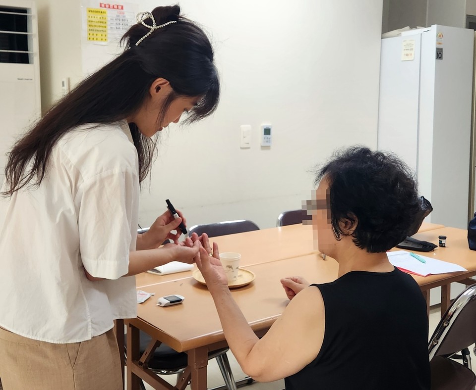 의정부시 녹양동주민센터는 29일, 8월 한 달간 집중 운영한 ‘직접 찾아가는 원스톱 건강서비스’를 지역사회 노인들의 큰 호응 속에 마쳤다고 밝혔다.사진=의정부시