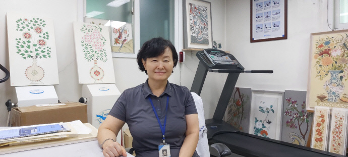 임정미 이천 도암보건진료소장. 뒷배경이 민화인데 그가 취미로 그린 그림이다. 사진=이영관 시민기자