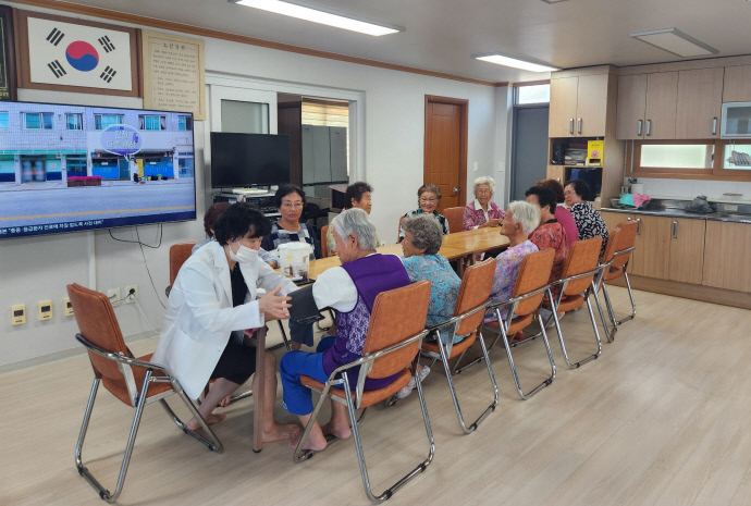 경로당을 찾아다니며 환자들을 돌보고 있는 임정미 소장. 환자가 찾기 전에 찾아가는 진료를 하고 있다. 사진=이영관 시민기자