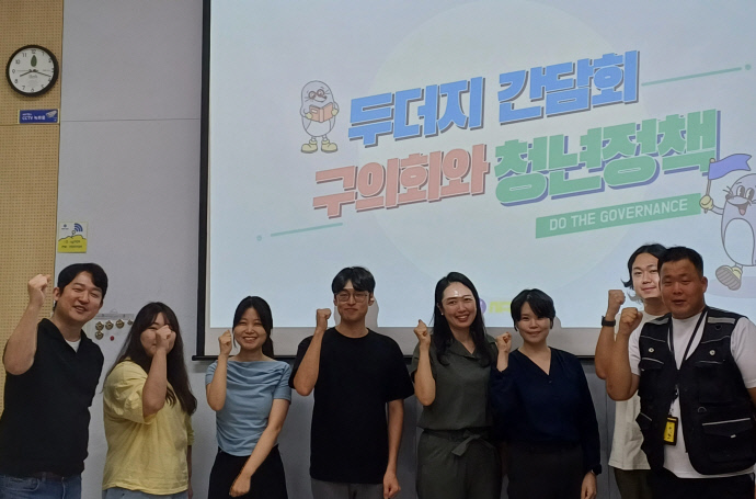 서지영 인천 서구의원(오른쪽 네 번째)이 지난달 28일 지역 청년들과 청년 정책을 논의한 후 기념 촬영을 하고 있다. 사진=서구의회