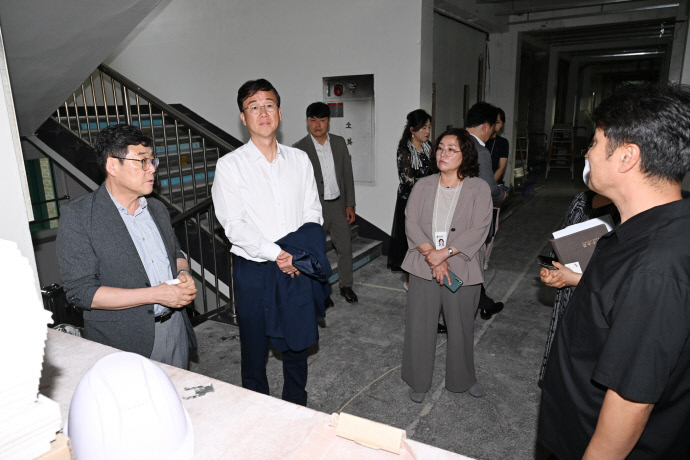 이민근 안산시장(왼쪽에서 두번째)이 지난달 화재가 발생했던 원곡중학교을 3일 방문해 현장을 점검하고 빠른 복구를 약속했다.  사진=안산시청