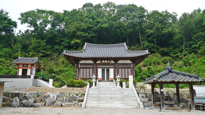 수도사 대웅전(중앙)과 산신각(좌측). 사진=유승혜