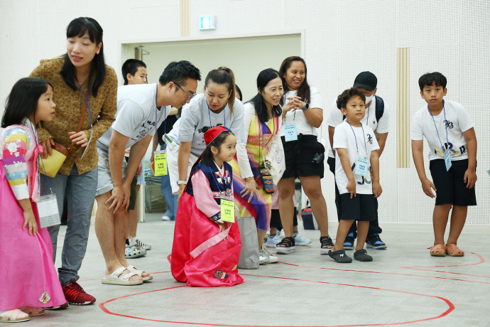 7일 의왕시가 개최한 ‘글로벌 가족과 함께하는 한가위 한마당 축제’에서 다문화 가족들이 투호놀이 체험을 하고 있다. 사진=의왕시청