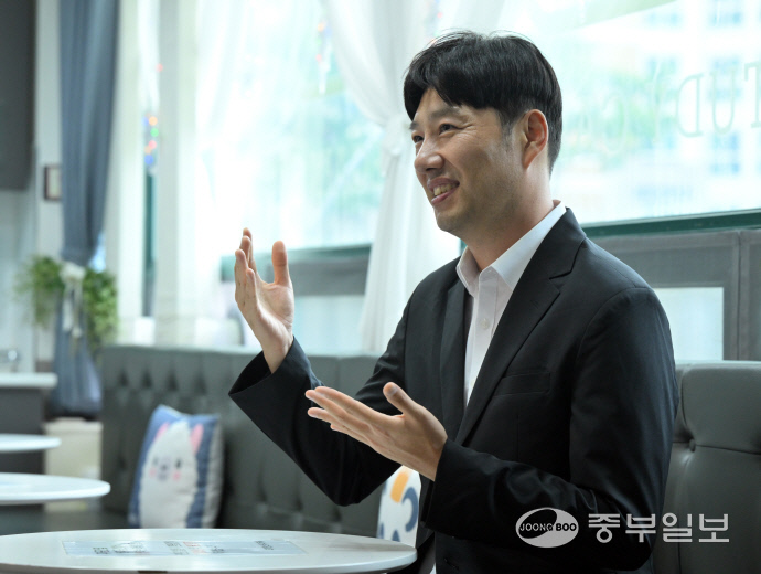 윤정호 에스텔라 대표가 중부일보와 인터뷰를 진행하고 있다. 김경민 기자
