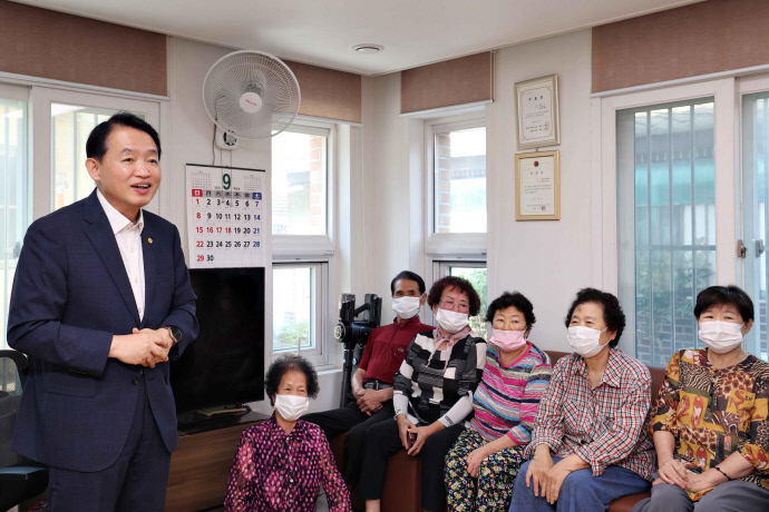 경로당 순회방문 중인 김찬진 인천 동구청장이 노인들의 의견을 듣고 있다. 사진=동구청