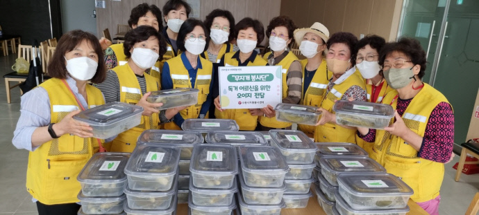 전현 봉사자는 최근 독거어르신들을 위해 오이지, 물김치, 레몬청 등을 만들어 전달했다. (맨 왼쪽이 전현 자원봉사자). 사진=전현 제공