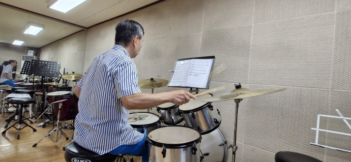 80세의 나이에도 드럼 연습을 하고 있는 유수홍 씨 사진=이병록 시민기자