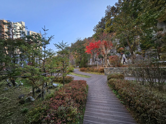 용인 소재 S아파트의 산책로 모습 사진=공인중개사 심지예