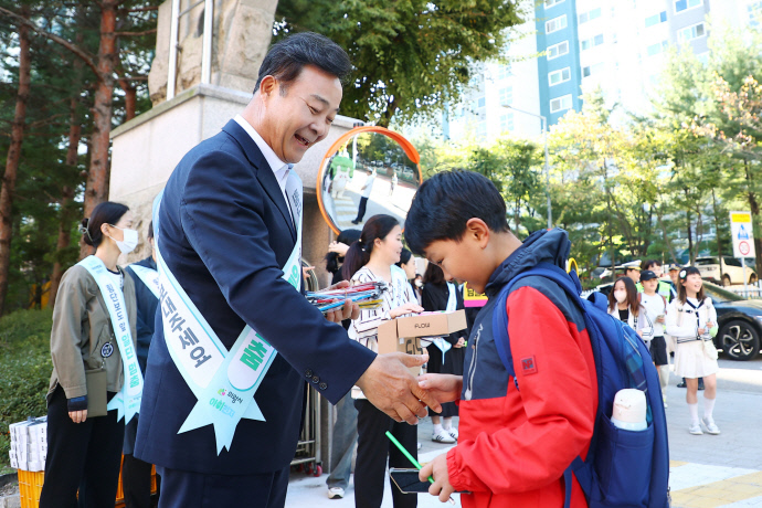 24일 어린이 교통안전캠페인에 참석한 김성제 의왕시장이 갈뫼초등학교 등교 학생들에게 홍보 물품을 나눠주고 있다. 사진=의왕시청