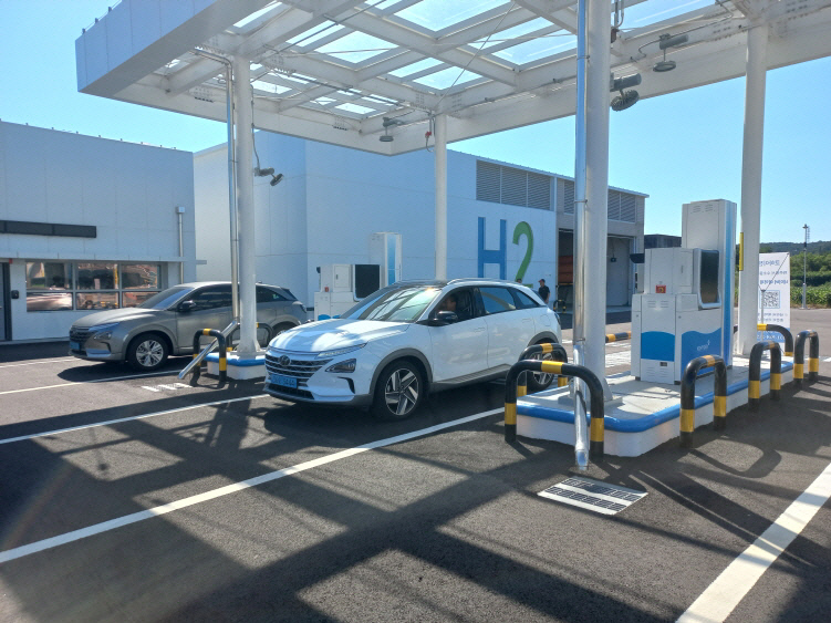 시범운영 중인 파주봉서 수소충전소를 이용하는 차량 모습. 사진=파주시청