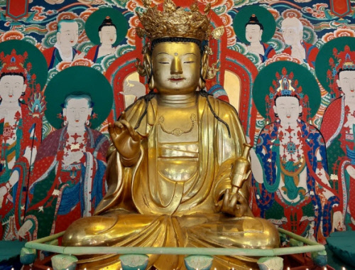 경기도 유형문화유산으로 지정고시된 ‘의왕청계사 목조보살좌상’. 사진=의왕시청