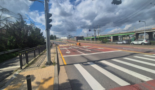 의왕시가 백운호수삼거리 교차로(사진)와 삼동교차로를 확장키로 했다. 사진은 출퇴근 시간에 차량정체가 심한 구간의 모습. 사진=의왕시청