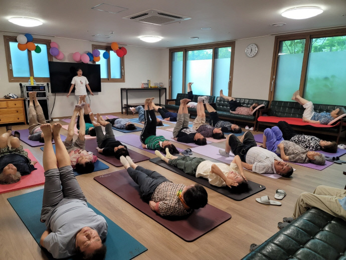 화서역 파크푸르지오아파트 시니어클럽 회원들의 요가활동 모습. 이병록 시민기자