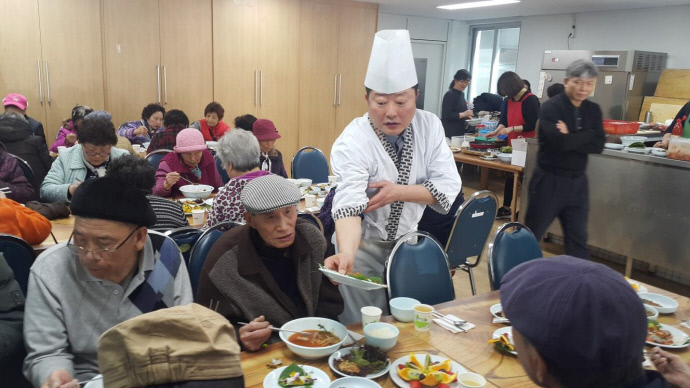 김성길씨가 수원 커뮤니티에서 만난 회원들과 독거노인을 대상으로 봉사활동을 펼치고 있다. 배재호 시민기자