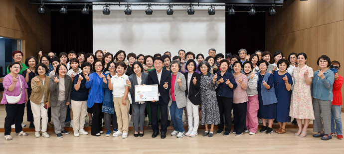 25일 송산3동 통장회의가 끝난 후 김동근 의정부시장(가운데)과 참석자들이 단체로 사진을 찍고 있다. 사진=의정부시청