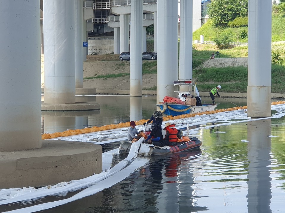 구리시 관계자들이 환경오염 사고 예방 작업을 실시하고 있다. 사진=구리시청
