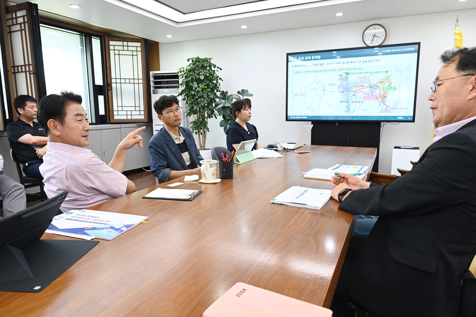김동근 시장이 ‘제13차 교통정책 전략회의’를 진행하고 있다. 사진=의정부시