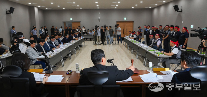 3일 오후 수원시 영통구 경기도지방노동위원회에서 경기도버스노동조합협의회와 경기도버스운송사업조합의 최종 조정회의가 열리고 있다. 임채운기자