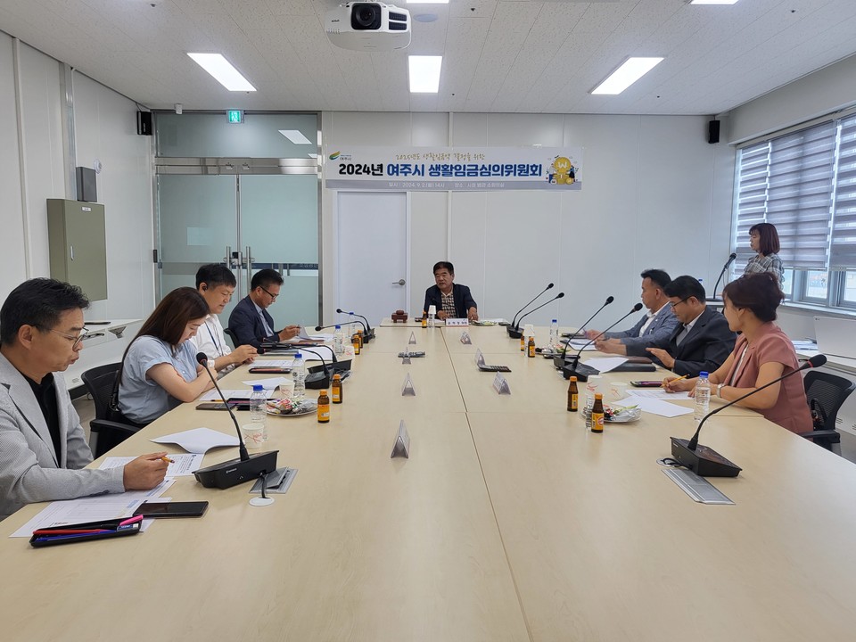 여주시는 지난 2일 생활임금심의위원회를 열고 2025년도 적용 생활임금액을 시급 11,010원으로 결정했다고 4일 밝혔다.  사진=여주시