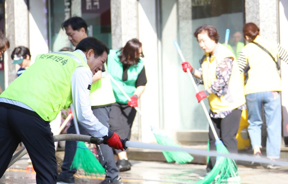 안양시는 4일 추석 명절을 앞두고 오전 댕리단길에서 합동 물청소를 진행했다고 밝혔다. 사진=안양시