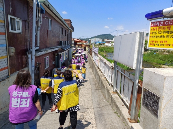 파주시는 지난 3일 연풍리 문화극장에서 반(反)성매매 시민활동단 ‘클리어링’을 포함한 시민 30여 명이 참여해 올해 하반기 첫 ‘여행길 걷기’를 시작했다고 5일 밝혔다. 사진=파주시