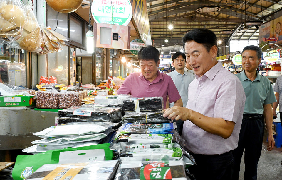 김동근 시장이 추석 명절을 앞두고 9월 4일 의정부제일시장에서 물가안정 운동(캠페인)에 나서 상인들과 소통하고 있다. 사진=의정부시